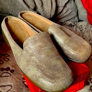 Aerosoles  Mules - Taupe fabric with bit of golden metallic finish - size 9.5